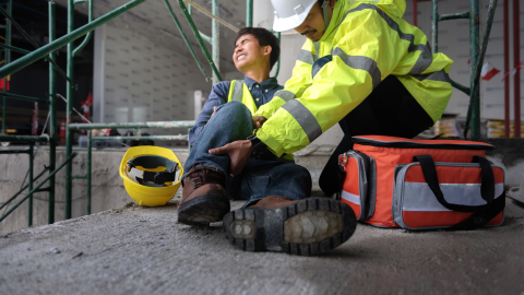 worker suffering from knee injury due to falling off a scaffolding